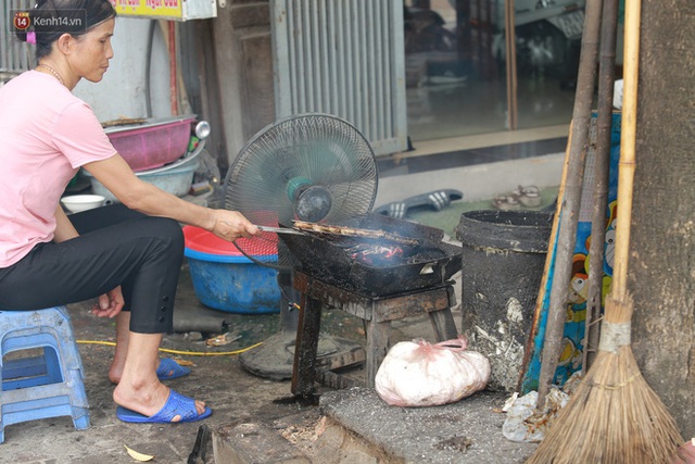 Nỗi vất vả của những người Hà Nội phải làm việc hàng tiếng bên bếp lửa, dưới nắng nóng hơn 40 độ C: Nấu ăn, nướng thịt mùa này chẳng khác nào cực hình - Ảnh 12.