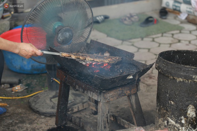 Nỗi vất vả của những người Hà Nội phải làm việc hàng tiếng bên bếp lửa, dưới nắng nóng hơn 40 độ C: Nấu ăn, nướng thịt mùa này chẳng khác nào cực hình - Ảnh 13.