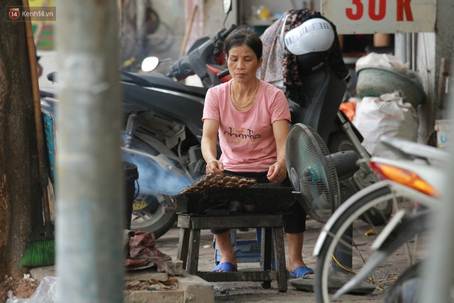 Nỗi vất vả của những người Hà Nội phải làm việc hàng tiếng bên bếp lửa, dưới nắng nóng hơn 40 độ C: Nấu ăn, nướng thịt mùa này chẳng khác nào cực hình - Ảnh 14.