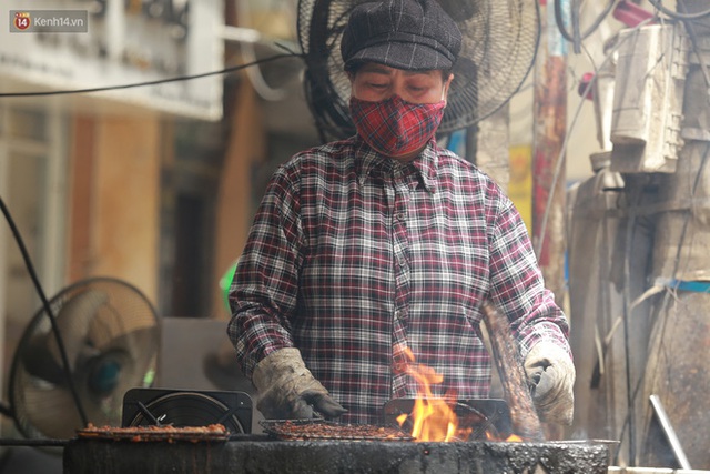 Nỗi vất vả của những người Hà Nội phải làm việc hàng tiếng bên bếp lửa, dưới nắng nóng hơn 40 độ C: Nấu ăn, nướng thịt mùa này chẳng khác nào cực hình - Ảnh 8.
