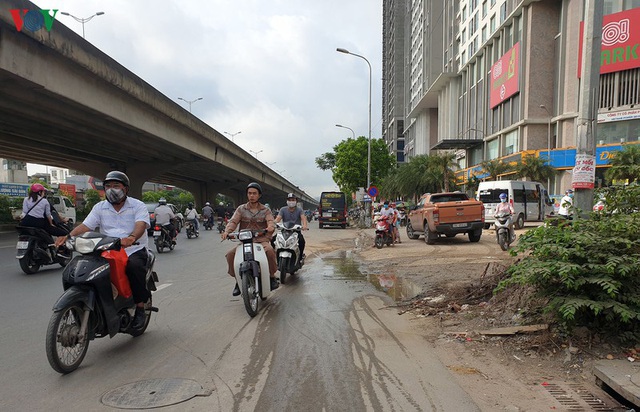 Dòng người chở nhau vô tư đi ngược chiều ở đường Nguyễn Xiển, Hà Nội - Ảnh 1.