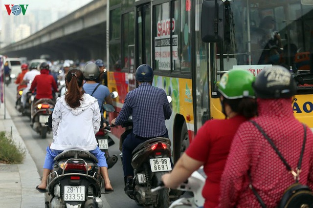 Dòng người chở nhau vô tư đi ngược chiều ở đường Nguyễn Xiển, Hà Nội - Ảnh 2.
