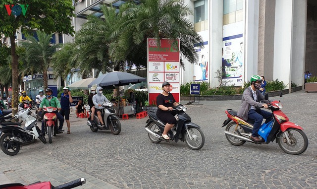 Dòng người chở nhau vô tư đi ngược chiều ở đường Nguyễn Xiển, Hà Nội - Ảnh 11.
