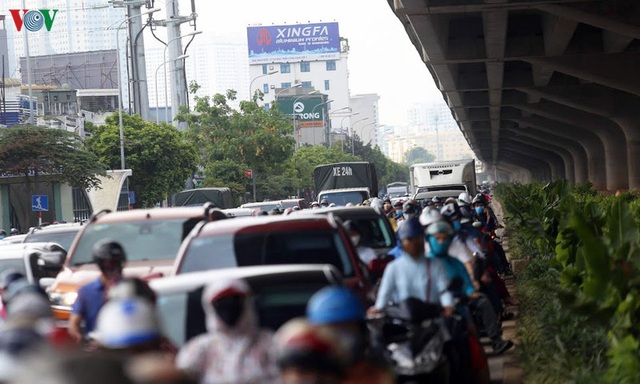 Dòng người chở nhau vô tư đi ngược chiều ở đường Nguyễn Xiển, Hà Nội - Ảnh 12.