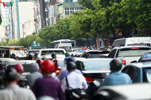 Dòng người chở nhau vô tư đi ngược chiều ở đường Nguyễn Xiển, Hà Nội - Ảnh 13.