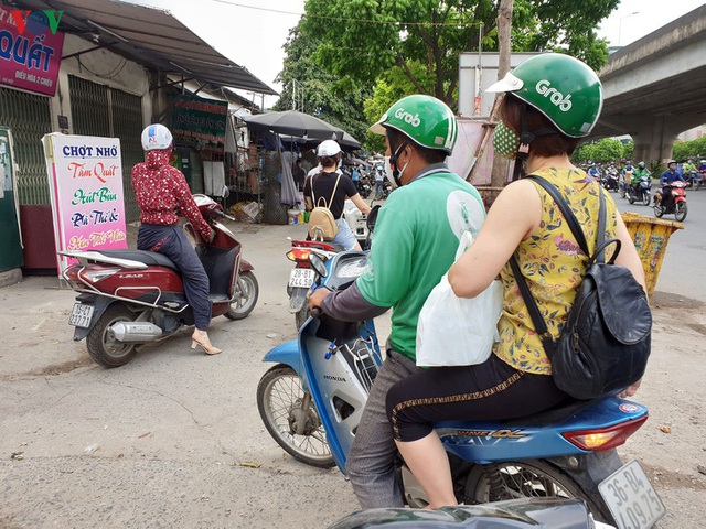 Dòng người chở nhau vô tư đi ngược chiều ở đường Nguyễn Xiển, Hà Nội - Ảnh 16.