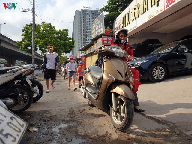 Dòng người chở nhau vô tư đi ngược chiều ở đường Nguyễn Xiển, Hà Nội - Ảnh 17.