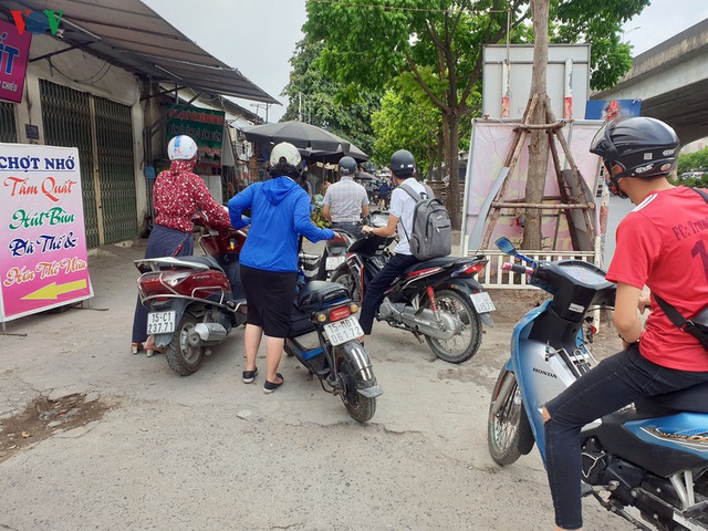 Dòng người chở nhau vô tư đi ngược chiều ở đường Nguyễn Xiển, Hà Nội - Ảnh 18.