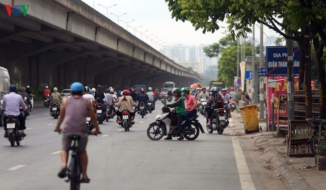 Dòng người chở nhau vô tư đi ngược chiều ở đường Nguyễn Xiển, Hà Nội - Ảnh 19.