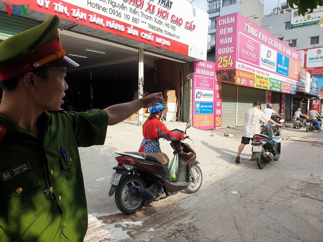 Dòng người chở nhau vô tư đi ngược chiều ở đường Nguyễn Xiển, Hà Nội - Ảnh 20.