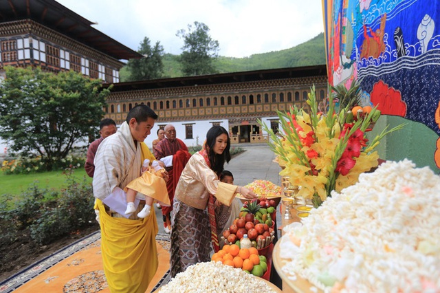 Vợ chồng Hoàng hậu vạn người mê Bhutan chính thức công bố tên con trai thứ 2 và loạt ảnh hiện tại của đứa trẻ khiến dân mạng xuýt xoa - Ảnh 3.