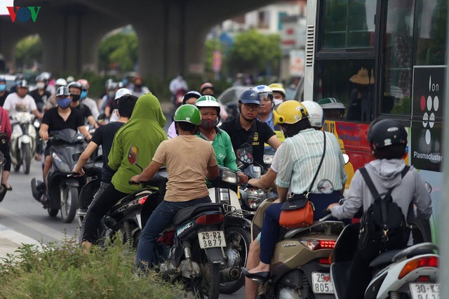 Dòng người chở nhau vô tư đi ngược chiều ở đường Nguyễn Xiển, Hà Nội - Ảnh 3.