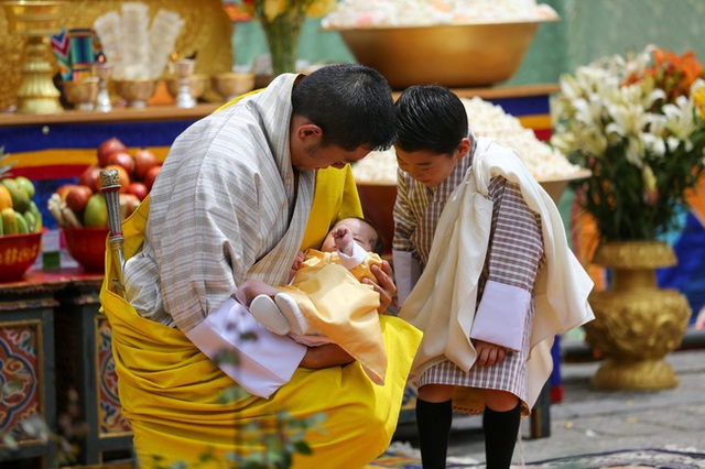 Vợ chồng Hoàng hậu vạn người mê Bhutan chính thức công bố tên con trai thứ 2 và loạt ảnh hiện tại của đứa trẻ khiến dân mạng xuýt xoa - Ảnh 4.