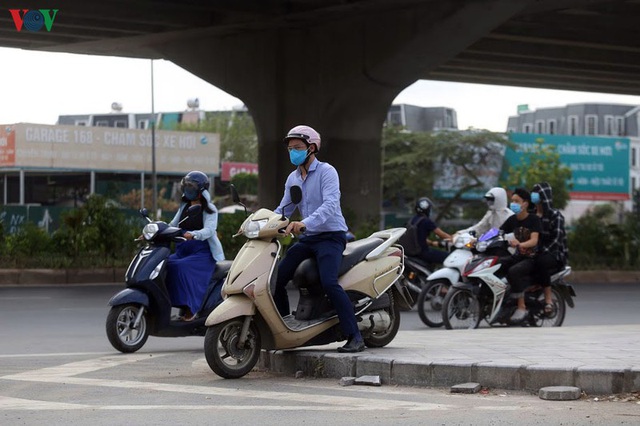 Dòng người chở nhau vô tư đi ngược chiều ở đường Nguyễn Xiển, Hà Nội - Ảnh 4.