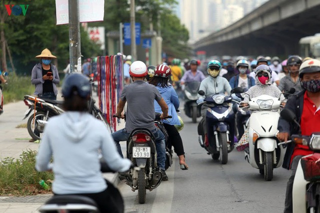 Dòng người chở nhau vô tư đi ngược chiều ở đường Nguyễn Xiển, Hà Nội - Ảnh 5.