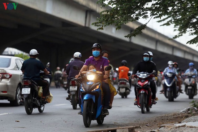 Dòng người chở nhau vô tư đi ngược chiều ở đường Nguyễn Xiển, Hà Nội - Ảnh 6.