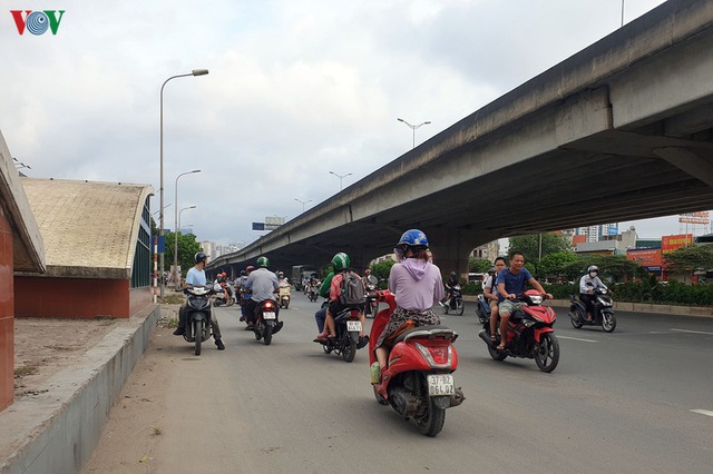 Dòng người chở nhau vô tư đi ngược chiều ở đường Nguyễn Xiển, Hà Nội - Ảnh 7.