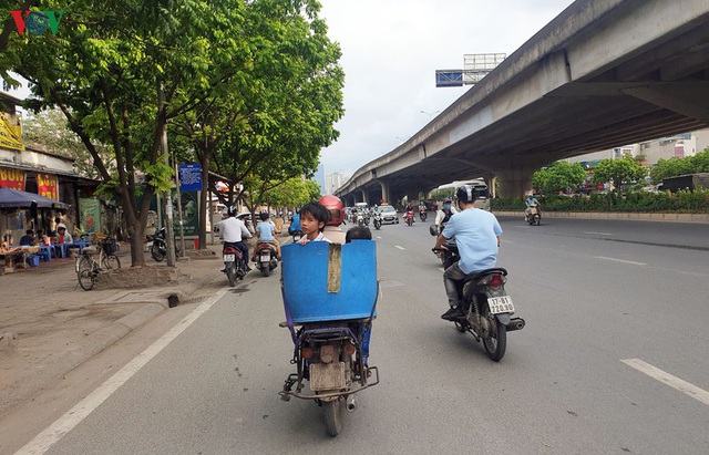 Dòng người chở nhau vô tư đi ngược chiều ở đường Nguyễn Xiển, Hà Nội - Ảnh 8.