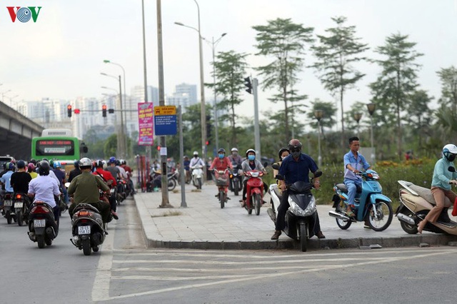 Dòng người chở nhau vô tư đi ngược chiều ở đường Nguyễn Xiển, Hà Nội - Ảnh 9.