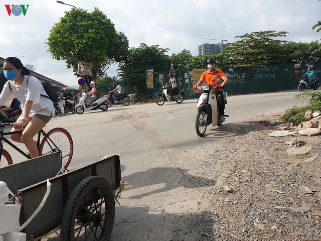 Dòng người chở nhau vô tư đi ngược chiều ở đường Nguyễn Xiển, Hà Nội - Ảnh 10.