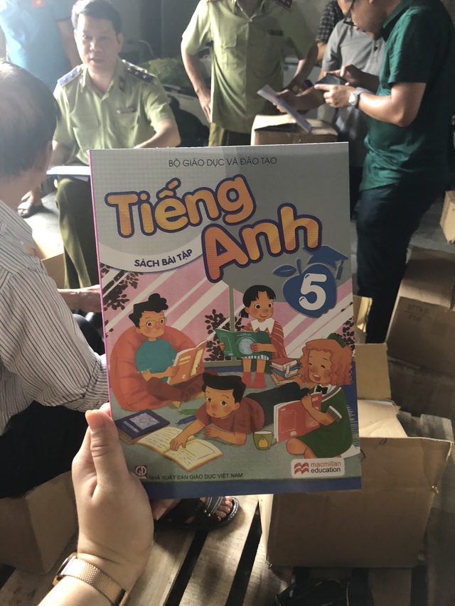 Tạm giữ hơn 27.000 cuốn sách giáo khoa không rõ nguồn gốc tại Hà Nội  - Ảnh 2.