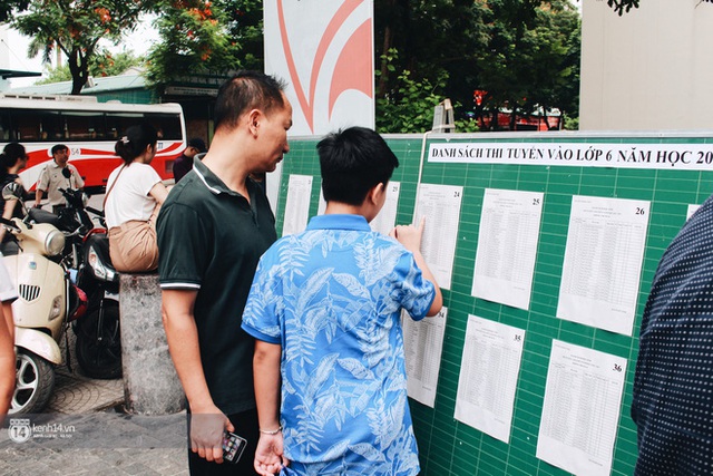 900 học sinh tranh suất vào lớp 6: Phụ huynh chịu nắng nóng cả tiếng đồng hồ vẫn rạng rỡ đón con ra khỏi phòng thi vì không muốn tạo áp lực - Ảnh 6.