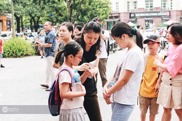 900 học sinh tranh suất vào lớp 6: Phụ huynh chịu nắng nóng cả tiếng đồng hồ vẫn rạng rỡ đón con ra khỏi phòng thi vì không muốn tạo áp lực - Ảnh 8.