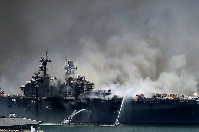 Mỹ cháy tàu đổ bộ tấn công, 3,8 triệu lít nhiên liệu đứng trước nguy cơ tràn ra biển - Ảnh 4.