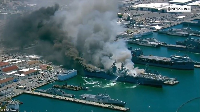 Mỹ cháy tàu đổ bộ tấn công, 3,8 triệu lít nhiên liệu đứng trước nguy cơ tràn ra biển - Ảnh 1.