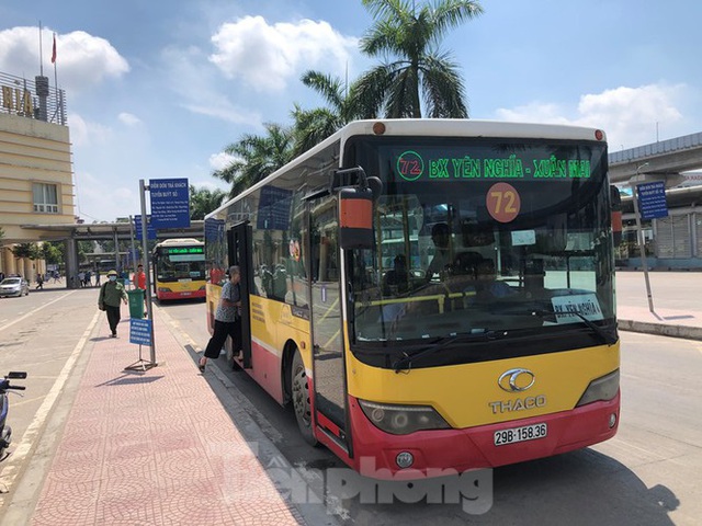 Cận cảnh tuyến xe buýt doanh nghiệp dọa dừng hoạt động ở Hà Nội - Ảnh 1.