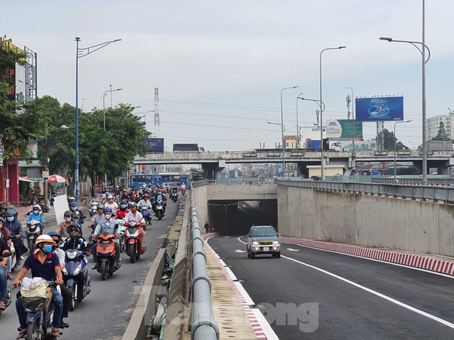 Cận cảnh hầm chui nút giao thông 3 tầng giải cứu kẹt xe cửa ngõ Sài Gòn - Ảnh 1.