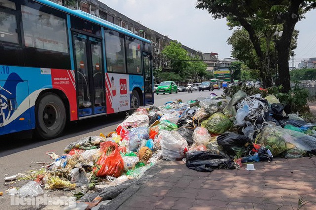 Xe vào bãi rác Nam Sơn bị chặn, phố phường Hà Nội ngập trong biển rác - Ảnh 1.