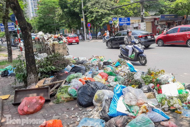 Xe vào bãi rác Nam Sơn bị chặn, phố phường Hà Nội ngập trong biển rác - Ảnh 2.