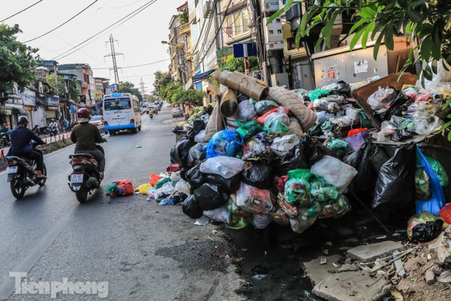 Xe vào bãi rác Nam Sơn bị chặn, phố phường Hà Nội ngập trong biển rác - Ảnh 11.
