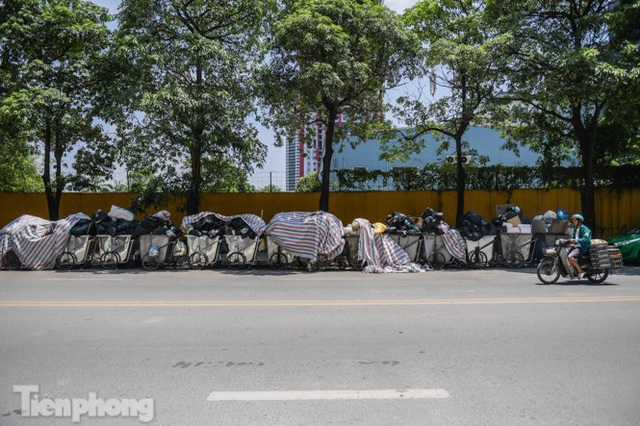 Xe vào bãi rác Nam Sơn bị chặn, phố phường Hà Nội ngập trong biển rác - Ảnh 3.