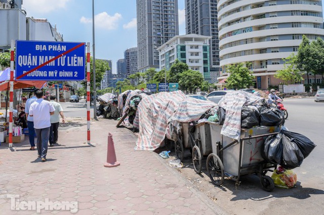 Xe vào bãi rác Nam Sơn bị chặn, phố phường Hà Nội ngập trong biển rác - Ảnh 6.