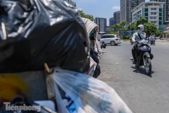 Xe vào bãi rác Nam Sơn bị chặn, phố phường Hà Nội ngập trong biển rác - Ảnh 7.