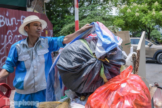 Xe vào bãi rác Nam Sơn bị chặn, phố phường Hà Nội ngập trong biển rác - Ảnh 8.