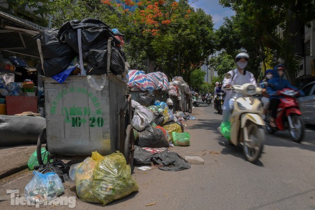 Xe vào bãi rác Nam Sơn bị chặn, phố phường Hà Nội ngập trong biển rác - Ảnh 9.