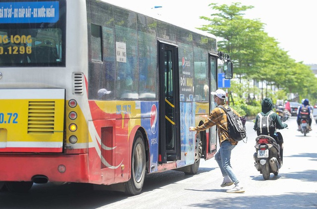 Xe buýt ế khách trong những ngày Hà Nội nắng nóng gay gắt - Ảnh 3.