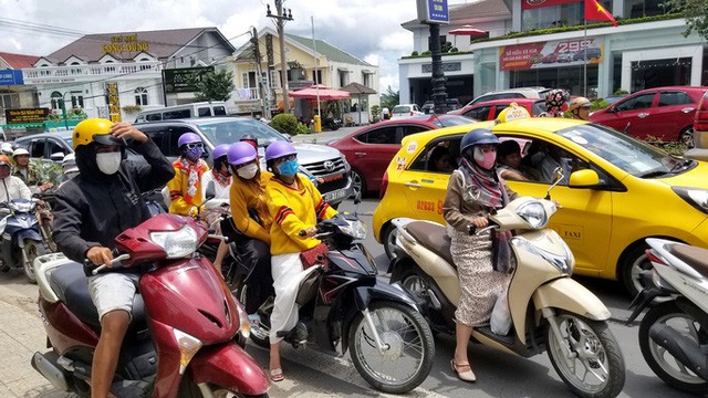  Nhiều tuyến đường ở Đà Lạt bị tê liệt... vì ùn ùn du khách  - Ảnh 14.