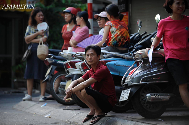 Tấm lòng cha mẹ mùa thi: Nhà ở Bến xe Nước ngầm nên phải dậy từ 4h sáng, đến cổng trường bố ngồi đếm lại từng chiếc bút cho con - Ảnh 3.