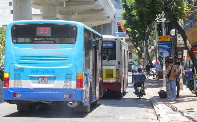 Xe buýt ế khách trong những ngày Hà Nội nắng nóng gay gắt - Ảnh 4.