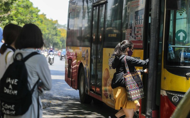 Xe buýt ế khách trong những ngày Hà Nội nắng nóng gay gắt - Ảnh 7.