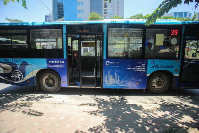 Xe buýt ế khách trong những ngày Hà Nội nắng nóng gay gắt - Ảnh 10.