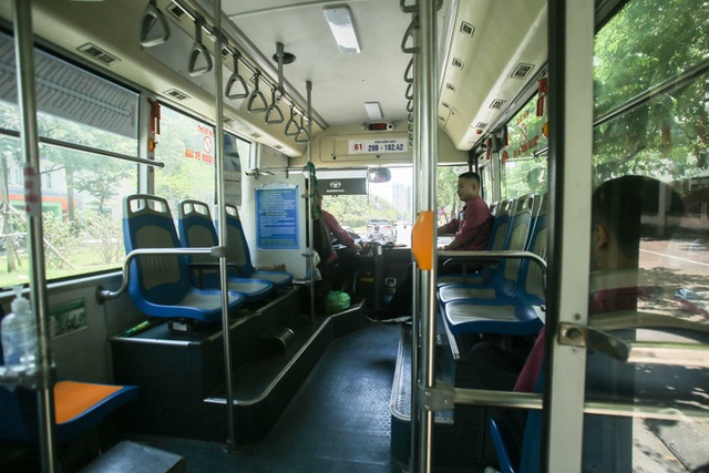 Xe buýt ế khách trong những ngày Hà Nội nắng nóng gay gắt - Ảnh 11.
