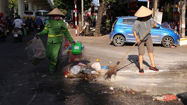 Lao công vật lộn với rác thải ùn ứ, chất đống ở Hà Nội - Ảnh 11.