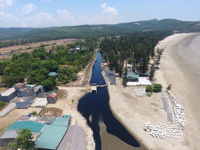  Toàn cảnh trang trại tôm xả dòng nước thải đen kịt, hôi thối ra biển ở Nghệ An - Ảnh 11.