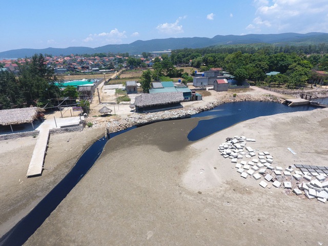  Toàn cảnh trang trại tôm xả dòng nước thải đen kịt, hôi thối ra biển ở Nghệ An - Ảnh 12.