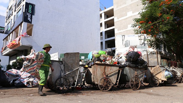 Lao công vật lộn với rác thải ùn ứ, chất đống ở Hà Nội - Ảnh 4.